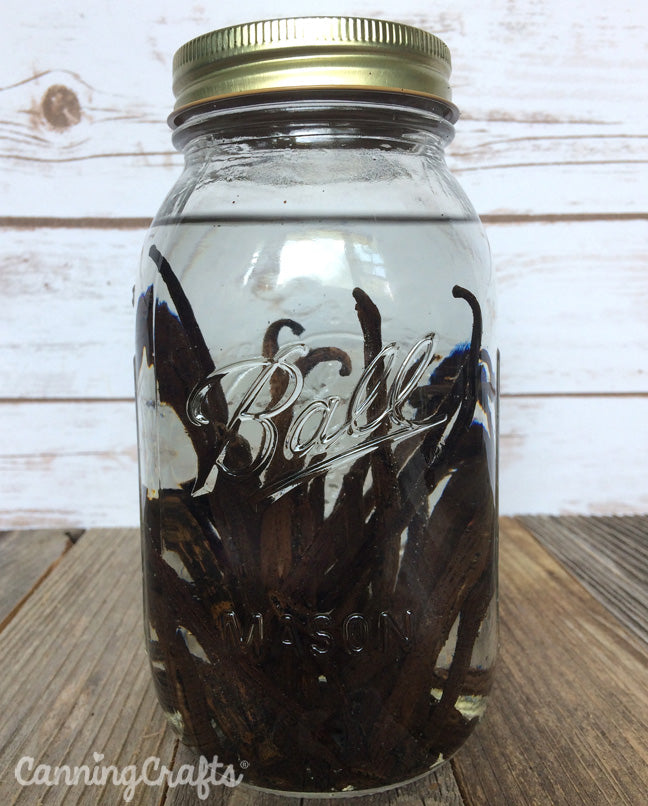 DIY homemade vanilla extract recipe | CanningCrafts.com