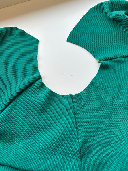 How to sew a neckline that lies flat with knit fabrics