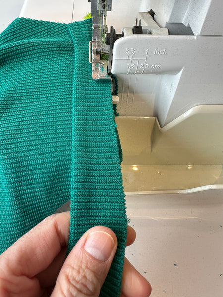 How to sew a neckline that lies flat with knit fabrics