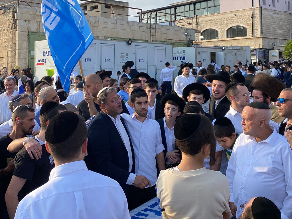 Itamar Ben Gvir with supporters in Hebron