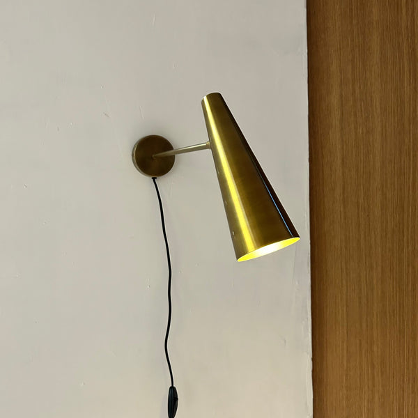 Handvärk - Studio Table Lamp - Lampada da tavolo - Black/Brass Base - Black  Shade