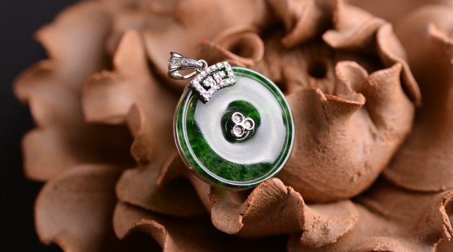 Real jade Vs Fake jade? Learn more:https://www.baikalla.com/blogs/jade-education  | Emerald green jewelry, Gemstones, Green jewelry