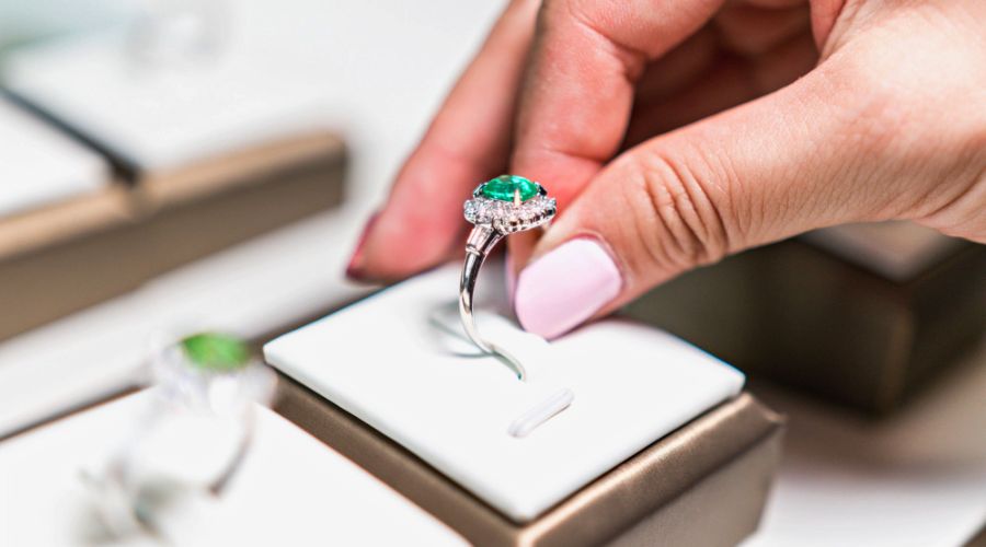 HOW TO BUY AN EMERALD RING / PRICE COMPARISON, GEMOLOGUE | Emerald ring  design, Gold rings fashion, Fashion rings