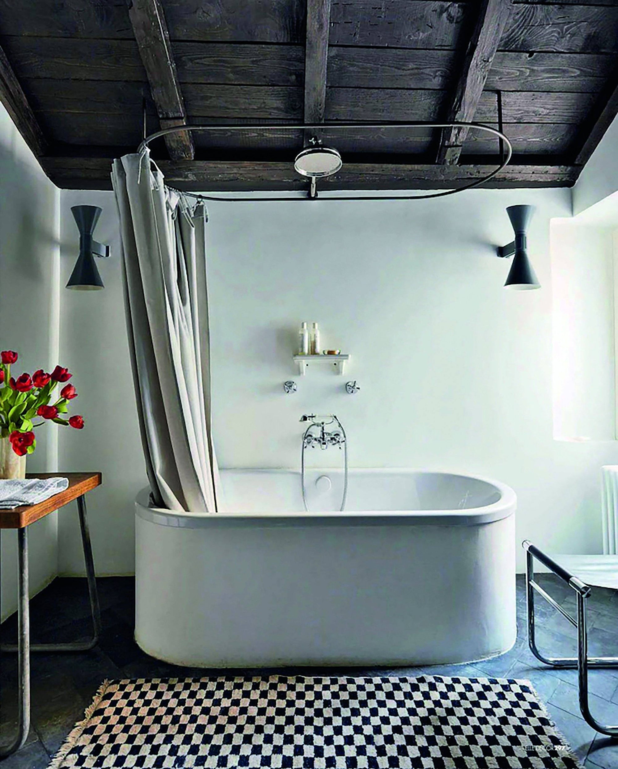 Купить ванную лофт. Потолок в ванной лофт. Потолок в ванной в стиле лофт. Ванна в голландском стиле. Потолок в санузел в стиле лофт.