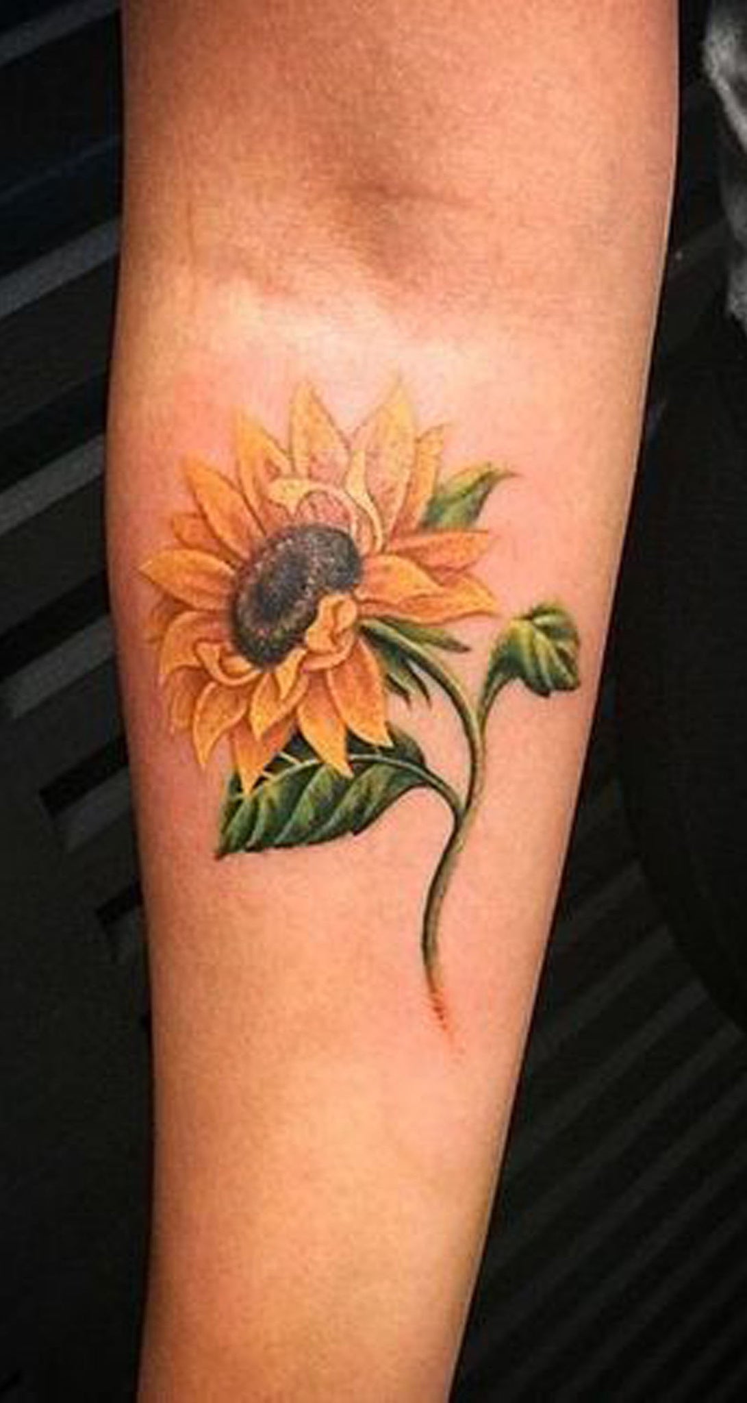 Small Colorful Sunflower Forearm Tattoo ideas for Women - Realistic Flower Arm Tat - Pequeñas ideas coloridas del tatuaje del antebrazo de girasol - www.MyBodiArt.com 