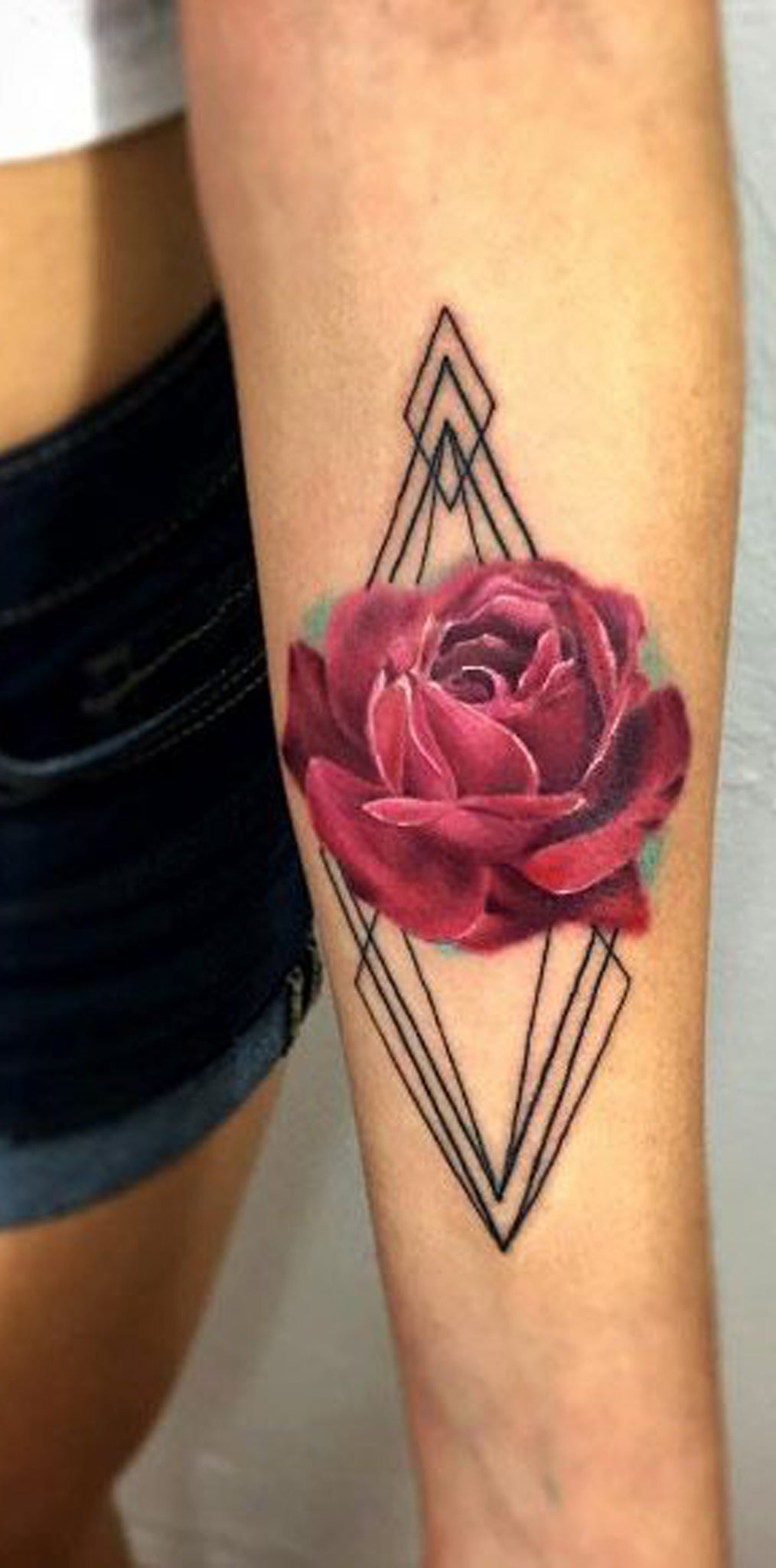 Geometric Watercolor Rose Forearm Tattoo Ideas for Women - Diamond Colorful Pink Red Floral Flower Arm Sleeve Tat -  ideas geométricas del tatuaje del brazo color de rosa para las mujeres - www.MyBodiArt.com