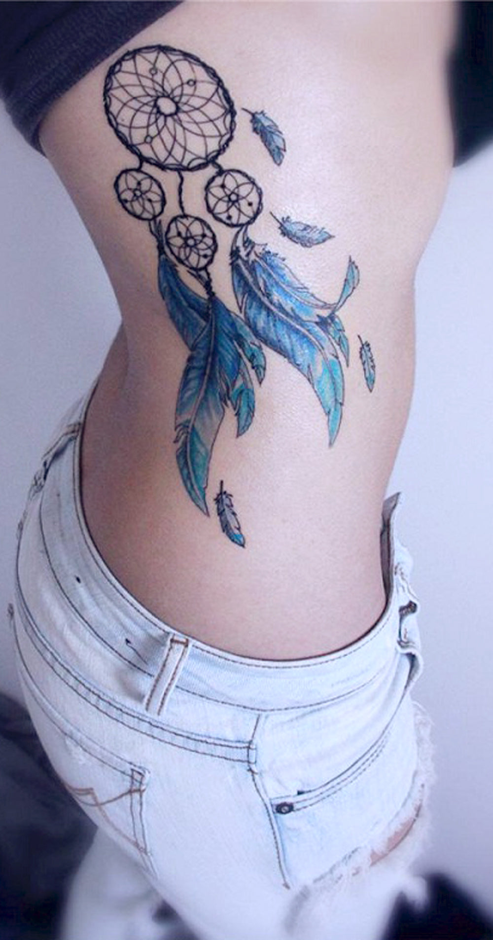 Traditional Watercolor Dreamcatcher Side Rib Tattoo Ideas for Women - Nature Feather Body Tatt -  Ideas tradicionales del tatuaje de la costilla de la pluma de la acuarela para las mujeres - www.MyBodiArt.com