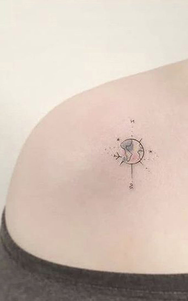 Small World Map Shoulder Tattoo Ideas for Women - Watercolor Compass Tattoo -  pequeñas ideas del tatuaje del hombro del mapa acuarela - www.MyBodiArt.com 