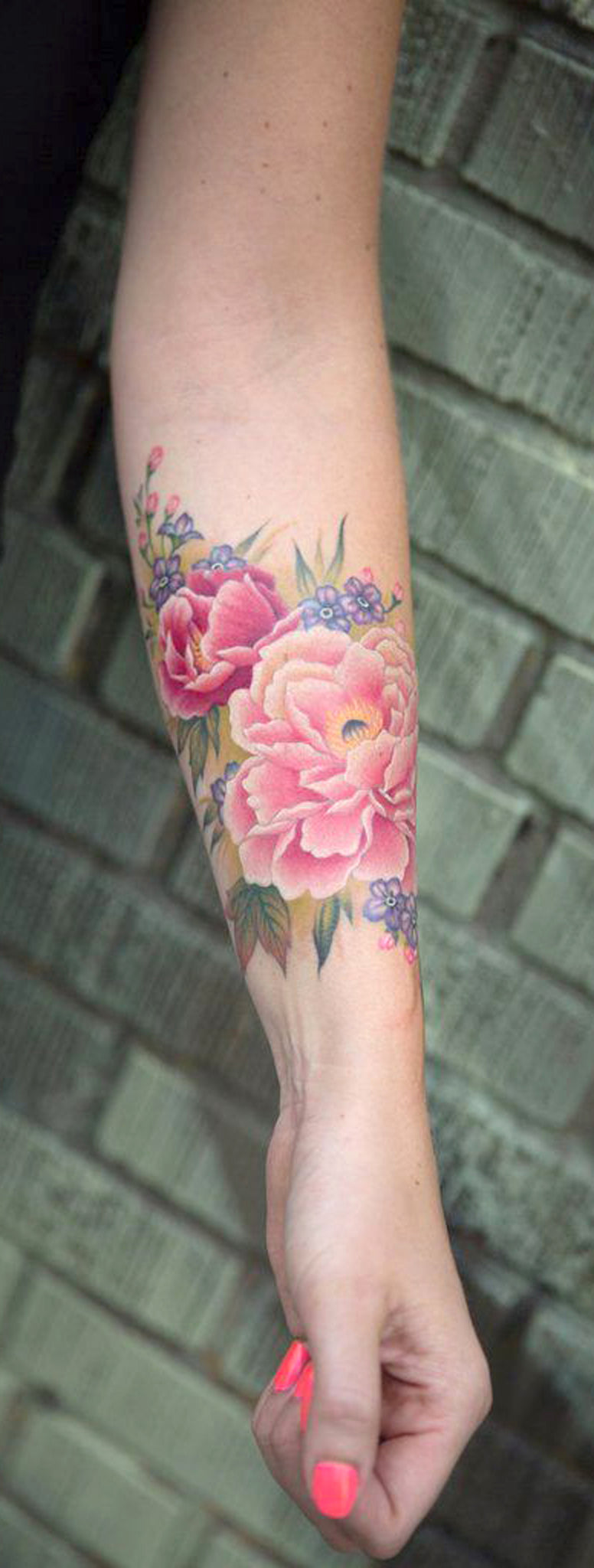 Colorful Watercolor Flower Forearm Tattoo Ideas for Women - Pink Realistic Floral Arm Sleeve Tat -  ideas del tatuaje del antebrazo de la flor de la acuarela para las mujeres chicas - www.MyBodiArt.com