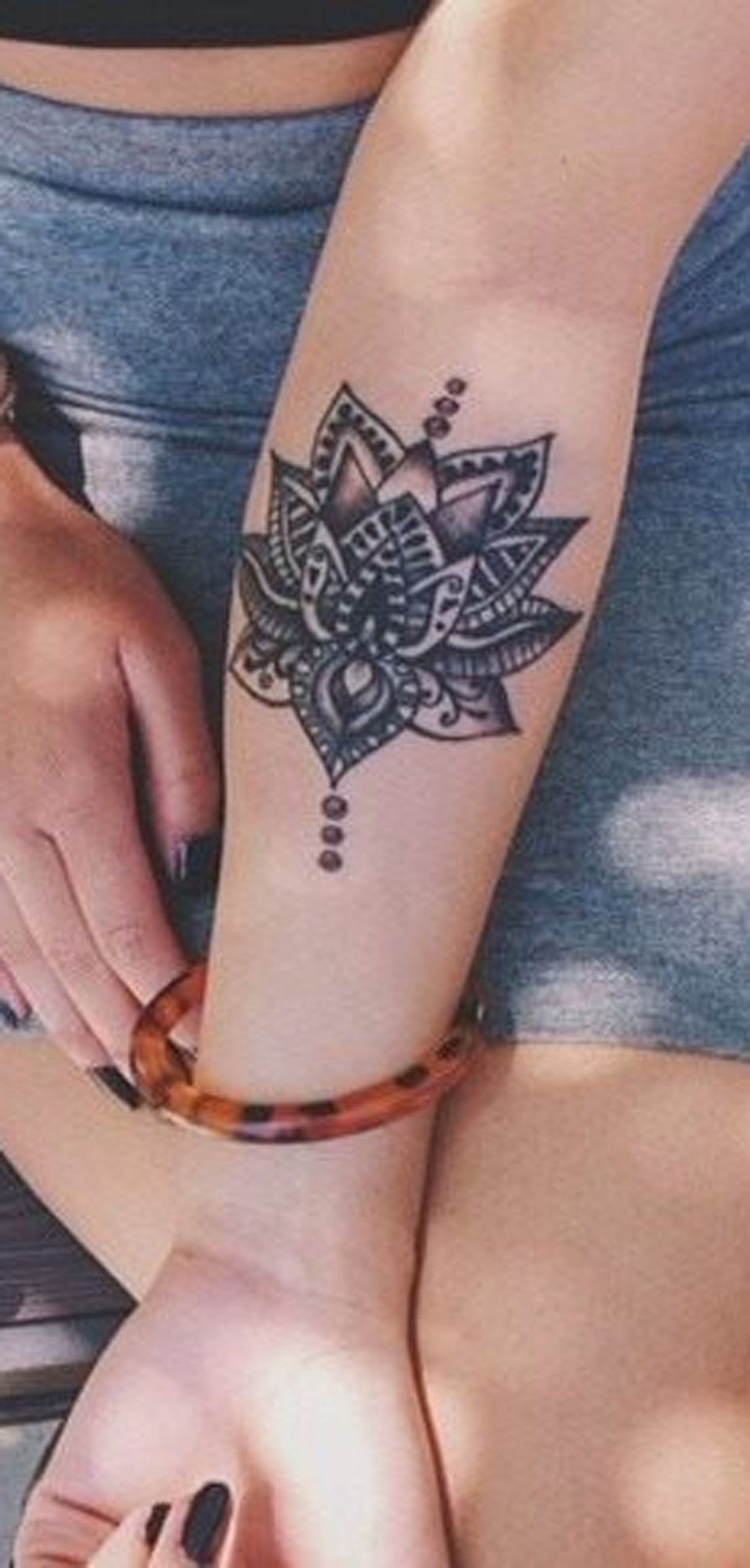 Black Lotus Chandelier Forearm Tattoo Ideas for Women - Tribal Boho Arm Sleeve Tat -  ideas del tatuaje del antebrazo de la lámpara de loto - www.MyBodiArt.com
