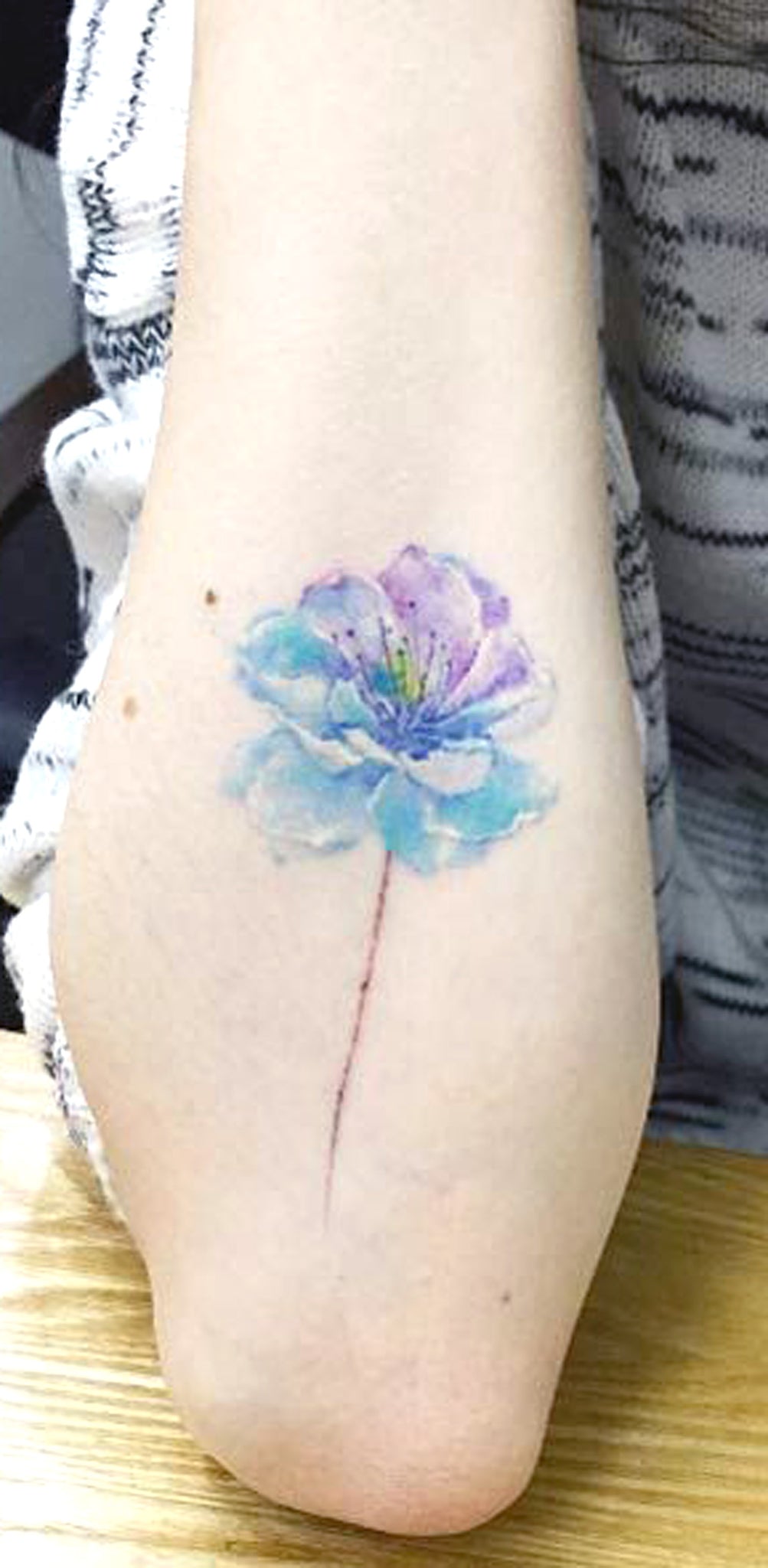 Small Blue Rose Outer Forearm Tattoo Ideas for Women - Delicate Tiny Floral Flower Watercolor Arm Tat -  pequeñas ideas del tatuaje del antebrazo color de rosa de la acuarela para las mujeres - www.MyBodiArt.com