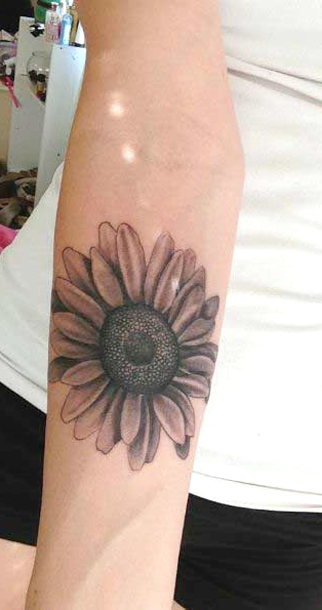 Black Realistic Sunflower Forearm Tattoo Ideas for Women - Floral Flower Vintage Arm Sleeve Tat -  idées de tatouage de l'avant-bras de tournesol - www.MyBodiArt.com