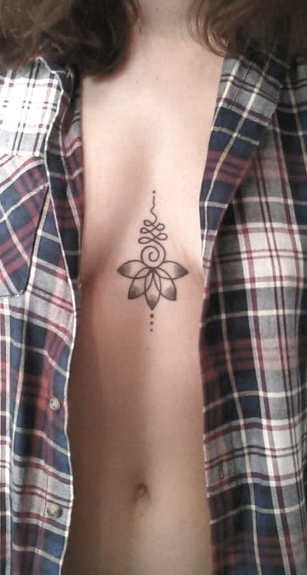 Tribal Unalome Sternum Tattoo Ideas for Women - Bohemian Floral Flower Chest Tatt -  Idées de tatouage de poitrine de lotus pour des femmes - www.MyBodiArt.com