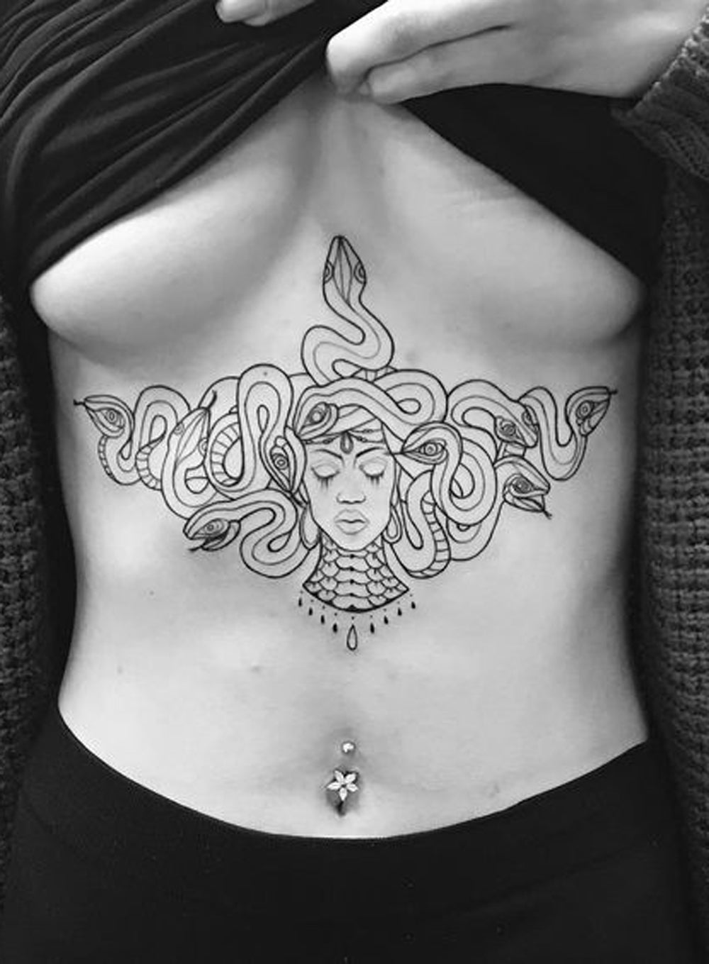 Unique Medusa Snake Underboob Tattoo Ideas for Women - Delicate Outline Mythical Creature Tatt -  Ideas únicas del tatuaje del pecho de la serpiente de Medusa para las mujeres - www.MyBodiArt.com