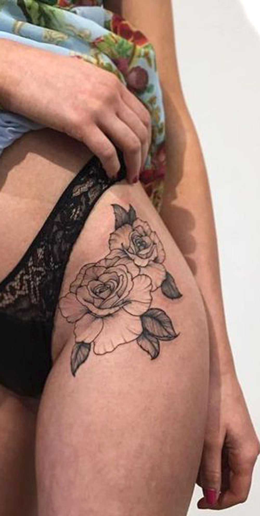 Minimal Rose Outline Thigh Hip Tattoo Ideas for Women -  ideas de tatuaje de rosa mosqueta para las mujeres - www.MyBodiArt.com