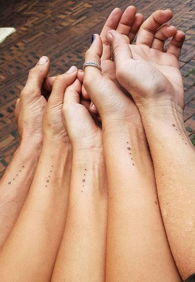 Small Matching Bestfriends Tattoo Ideas for 5 Sisters Siblings - Minimal Wrist Dots Circles Ideas Del Tatuaje - www.MyBodiArt.com 
