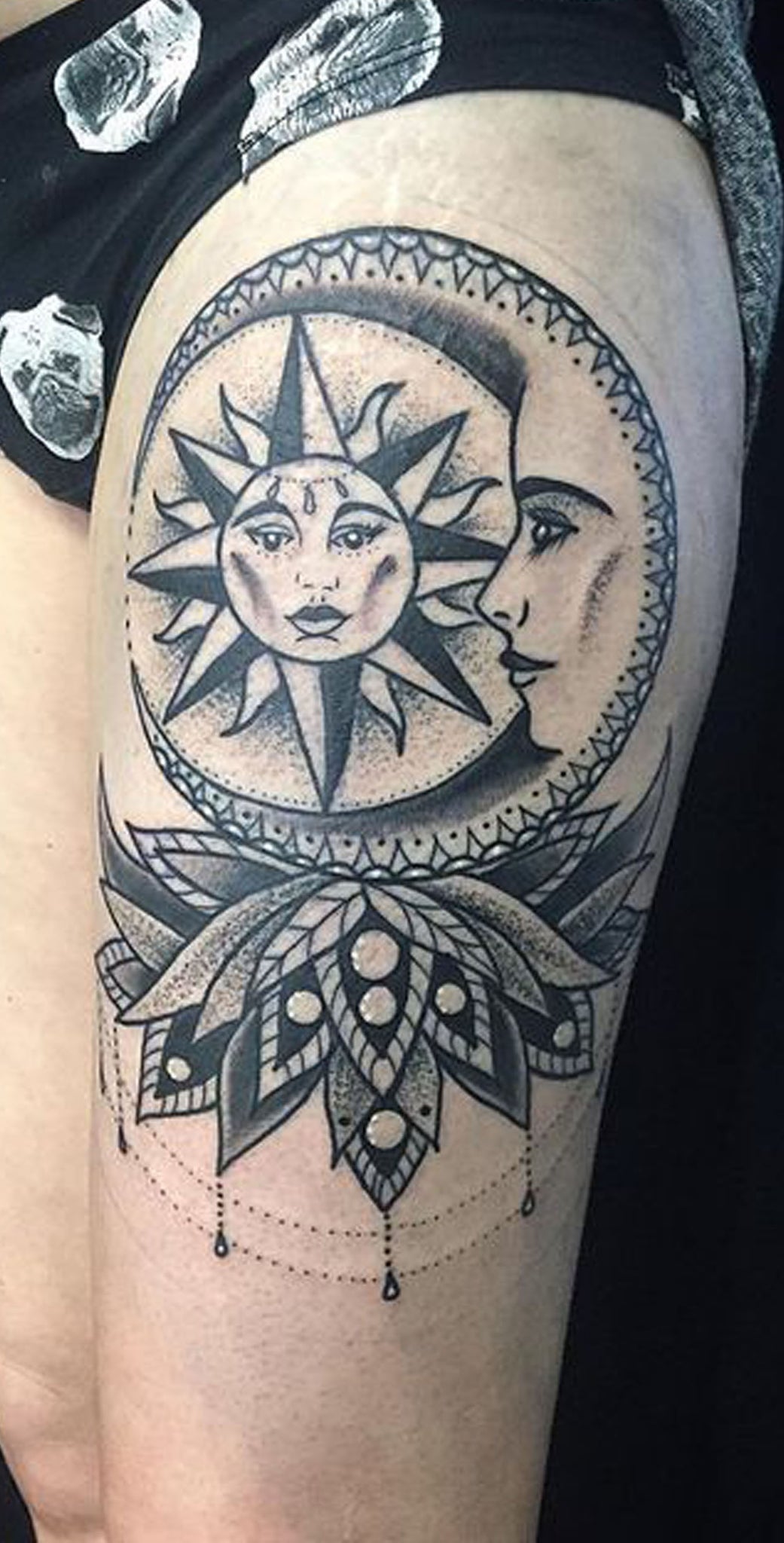 Geometric Mandala Thigh Tattoo Ideas for Women - Sun & Moon Leg Tat -  muslo tatuaje ideas para mujeres - www.MyBodiArt.com #tattoo