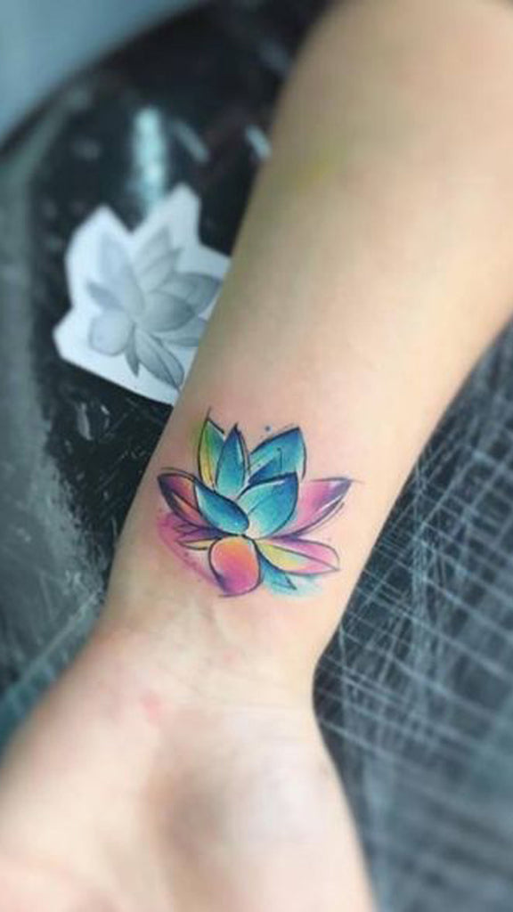 Cute Watercolor Flower Lily Wrist Tattoo Ideas for Women -  ideas del tatuaje de la muñeca del lirio de la flor de la acuarela para las mujeres - www.MyBodiArt.com