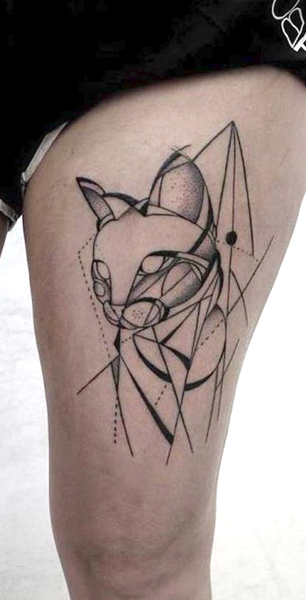 Cool Badass Geometric Cat Thigh Tattoo Ideas for Women -  geometrische Katze Oberschenkel Tattoo Ideen für Frauen - www.MyBodiArt.com 