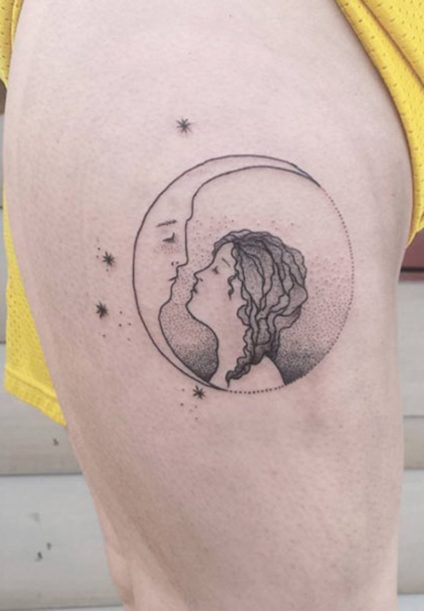 Unique Moon Kissing Girl Thigh Tattoo Ideas for Women -  Ideas únicas del tatuaje del muslo de la muchacha que se besa de la luna para las mujeres - www.MyBodiArt.com