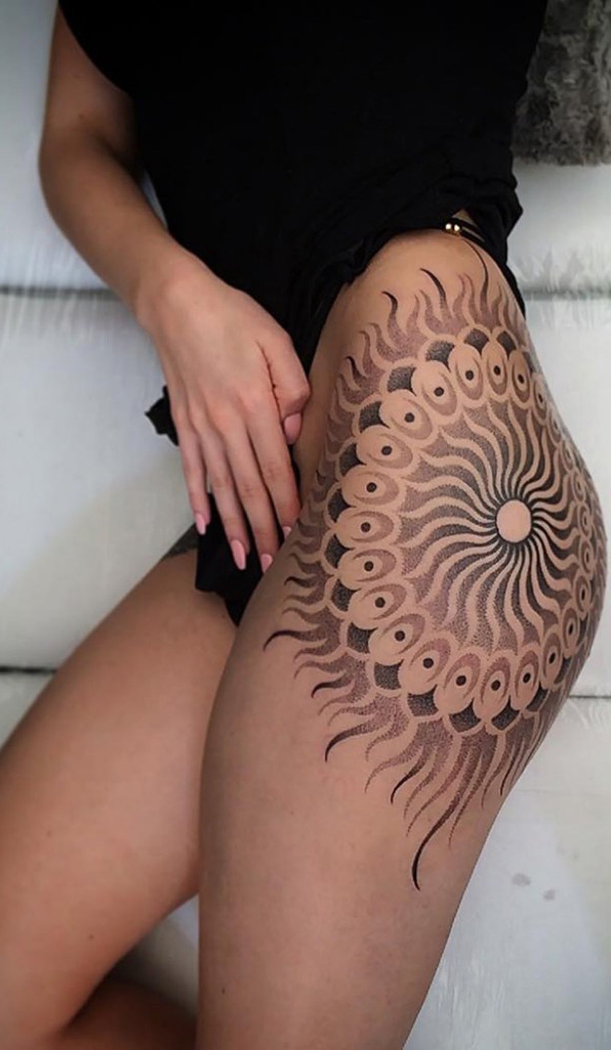 Scared Geometric Mandala Black Henna Thigh Tattoo Ideas - Creative Beautiful Hip Tat -  ideas geométricas del tatuaje de cadera - www.MyBodiArt.com