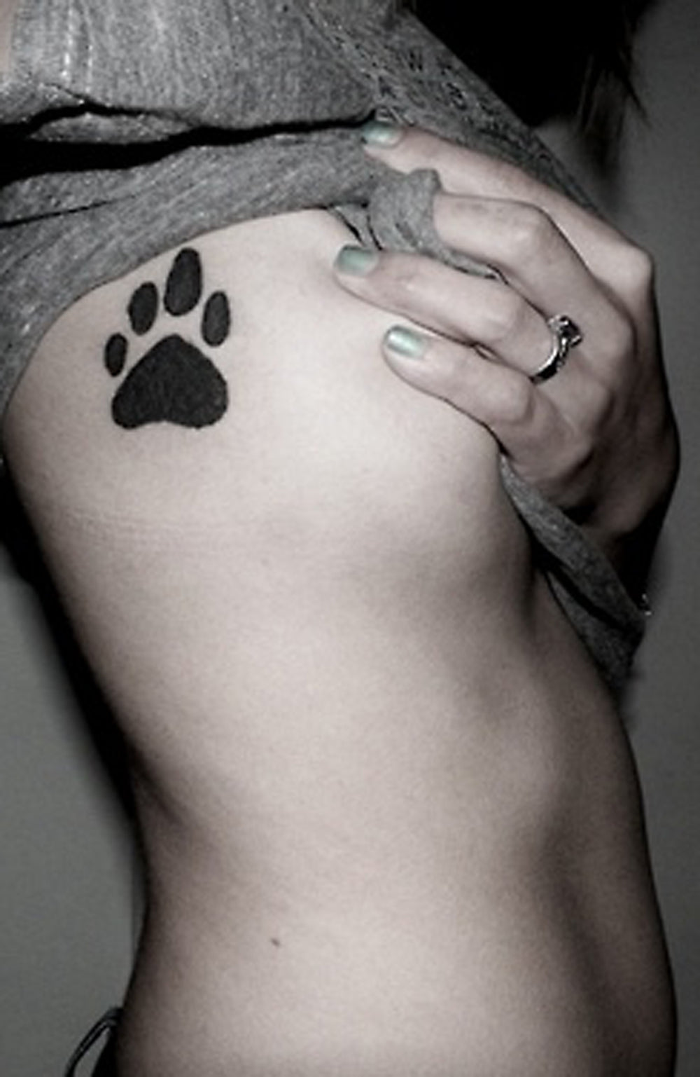 Cute Small Paw Print Dog Tattoo Ideas for Women -  Ideas lindas del tatuaje del perro para las mujeres - www.MyBodiArt.com