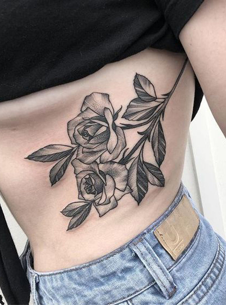 Cute Realistic Black Rose Rib Side Tattoo Ideas for Women  ideas lindas realistas del tatuaje de la costilla de la rosa negra para las mujeres - www.MyBodiArt.com
