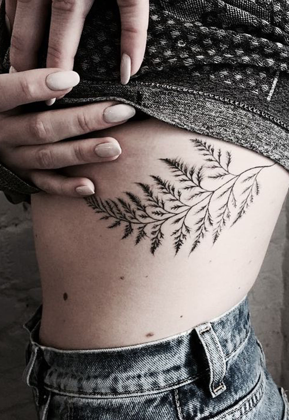 Meaningful Nature Leaf Side Rib Tattoo Ideas for Women -  Ideas significativas del tatuaje de la costilla de la hoja de la naturaleza para las mujeres -  www.MyBodiArt.com 