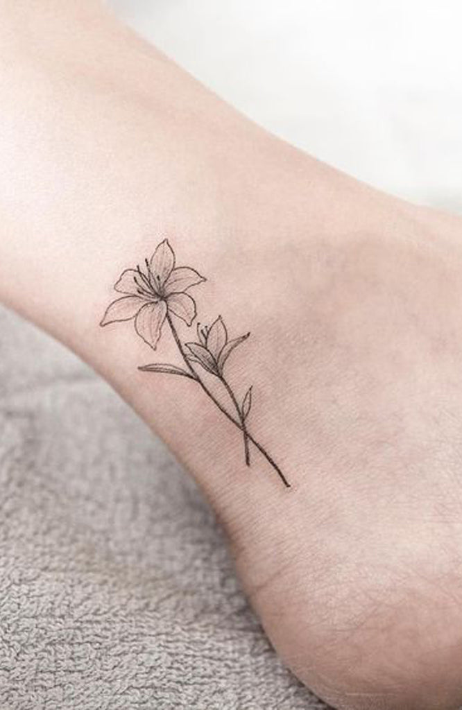 Small Wild Flower Black and White Ankle Tattoo Ideas for Women Tiny Sketch Foot Tattoos -  ideas pequeñas del tatuaje del tobillo de la flor para las mujeres - www.MyBodiArt.com
