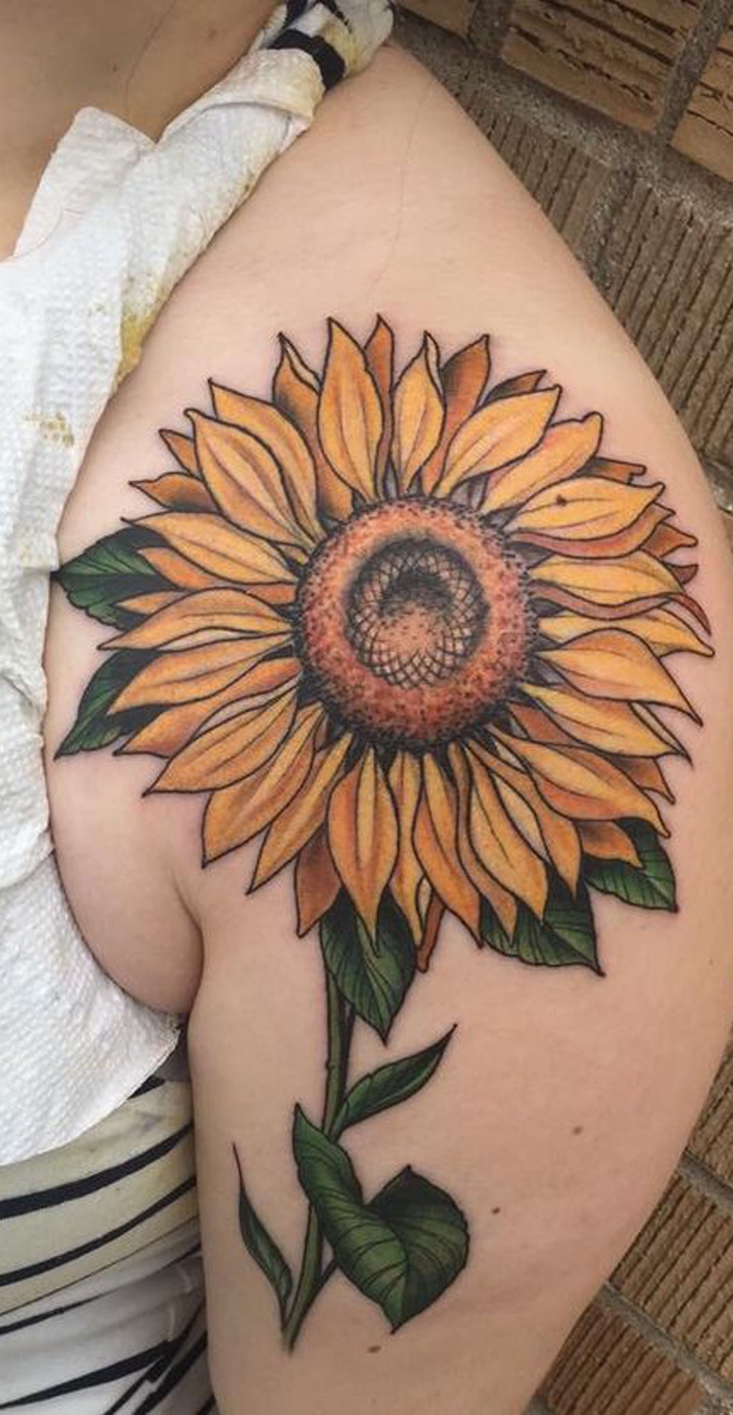 Sunflower Shoulder Tattoo Ideas for Women - Colorful Realistic Arm Tat - ideas del tatuaje de la flor del hombro - www.MyBodiArt.com #tattoos