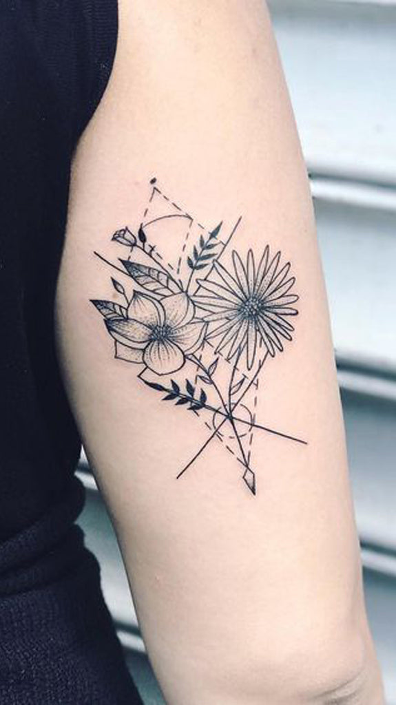 Geometric Sunflower Back of Arm Tattoo Ideas for Women Black Wildflower Tricep Tattoo -  ideas pequeñas del tatuaje del brazo de la flor salvaje para las mujeres - www.MyBodiArt.com 