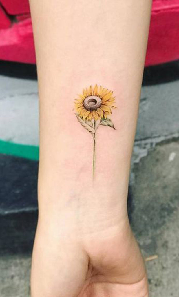 Cute Small Delicate Sunflower Wrist Tattoo Ideas for Women - ideas lindas del tatuaje del girasol para las mujeres - www.MyBodiArt.com  