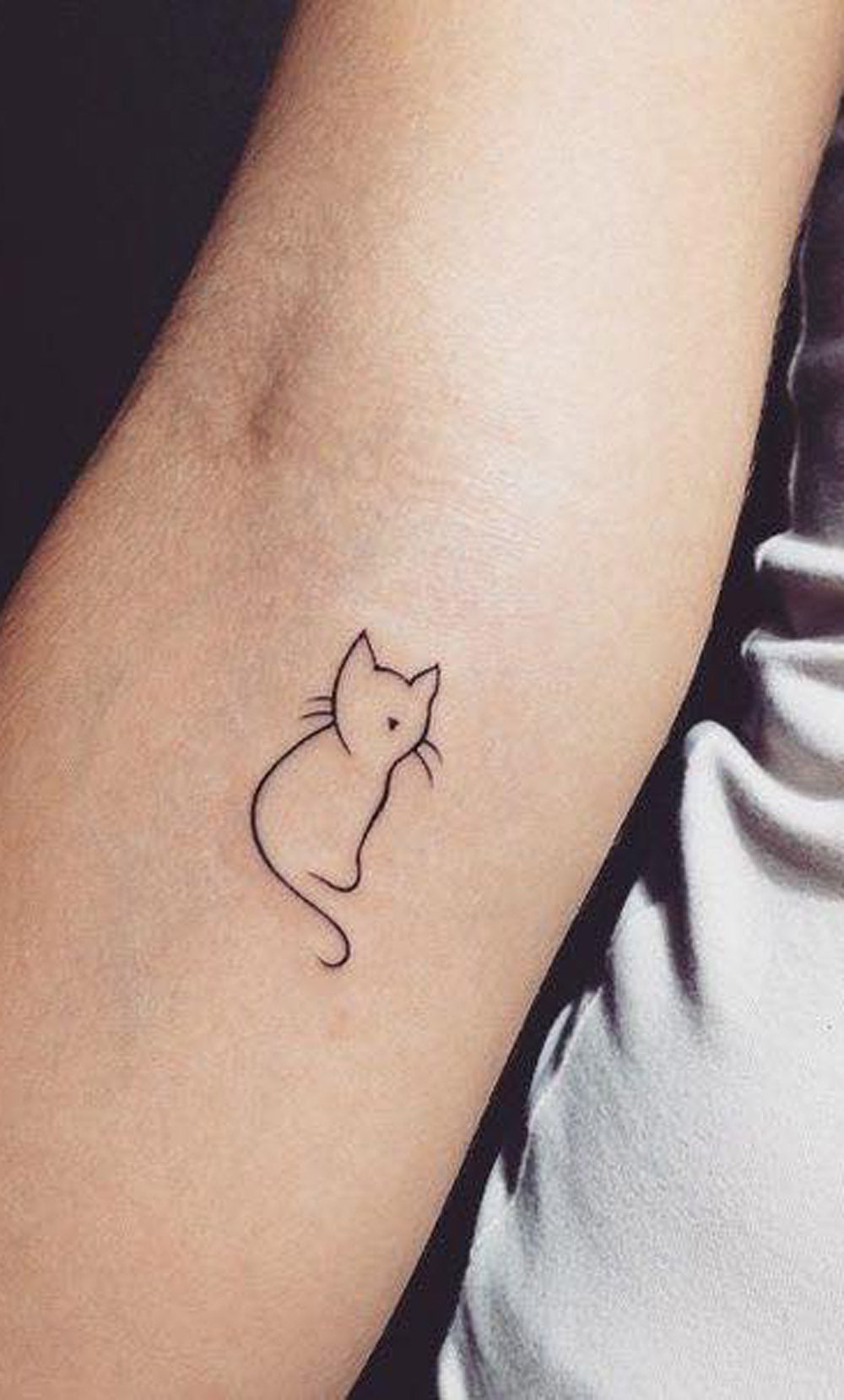 Simple Minimalistic Cat Portrait Outline Inner Arm Tattoo Ideas for Teenagers - Small Kitty Wrist Tatt -  Idées de tatouage de poignet de chat pour des femmes - www.MyBodiArt.com