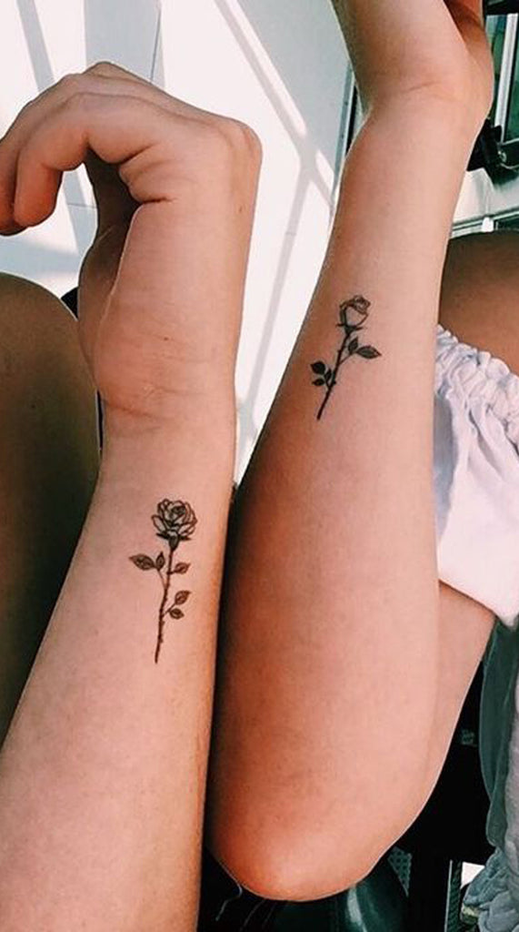 Cute Small Black Rose Matching Tattoo Ideas for Bestfriends or Sisters -  pequeñas rosas negras que hacen juego las ideas del tatuaje para los mejores amigos - www.MyBodiArt.com