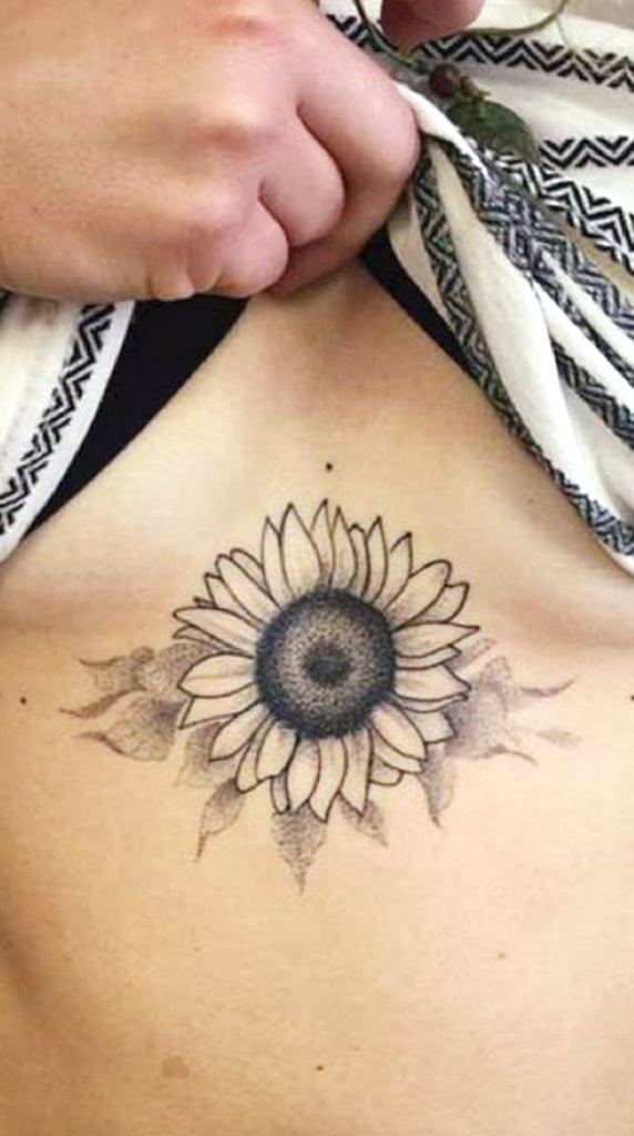 Beautiful Sunflower Sternum Tattoo Ideas for Women -  ideas negras del tatuaje del esternón del girasol para las mujeres - www.MyBodiArt.com 