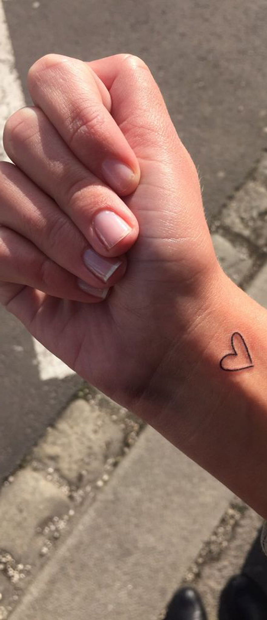 Small Simple Tattoo Ideas for Women - Tiny Minimal Heart Wrist Tatouage - Ideas Del Tatuaje - www.MyBodiArt.com