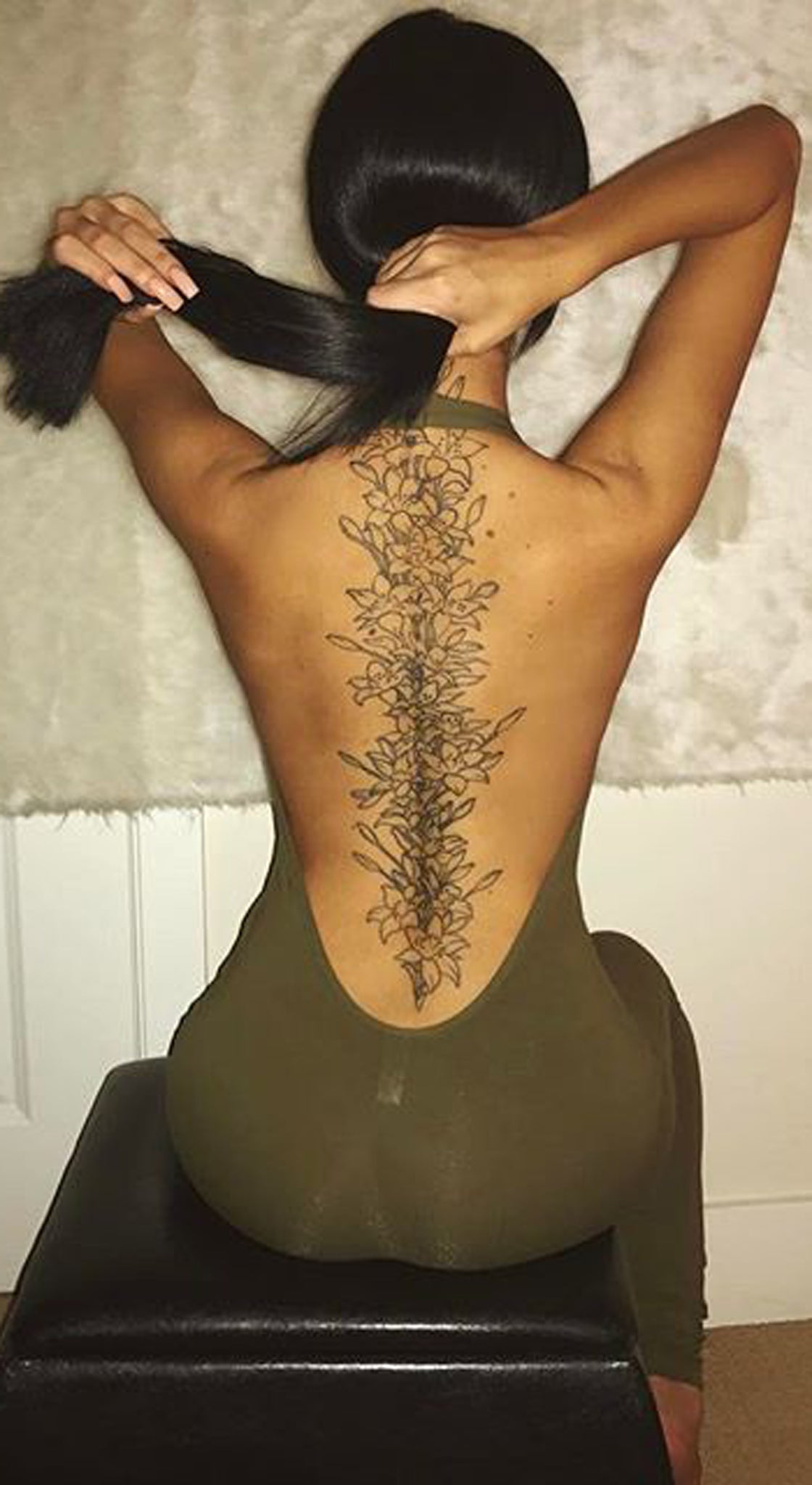 Lace Floral Flower Women’s Spine Back Tattoo Ideas - Vine Sacred Geometry Tat - ideas de tatuaje de espina de flor de vid para las mujeres - www.MyBodiArt.com