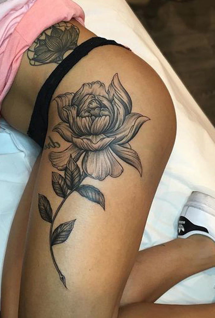Realistic Black Flower Thigh Tattoo Ideas for Women - Single Rose Floral Hip Tattoos -  ideas realistas del tatuaje de la cadera del muslo de la rosa del negro solo para las mujeres - www.MyBodIArt.com
