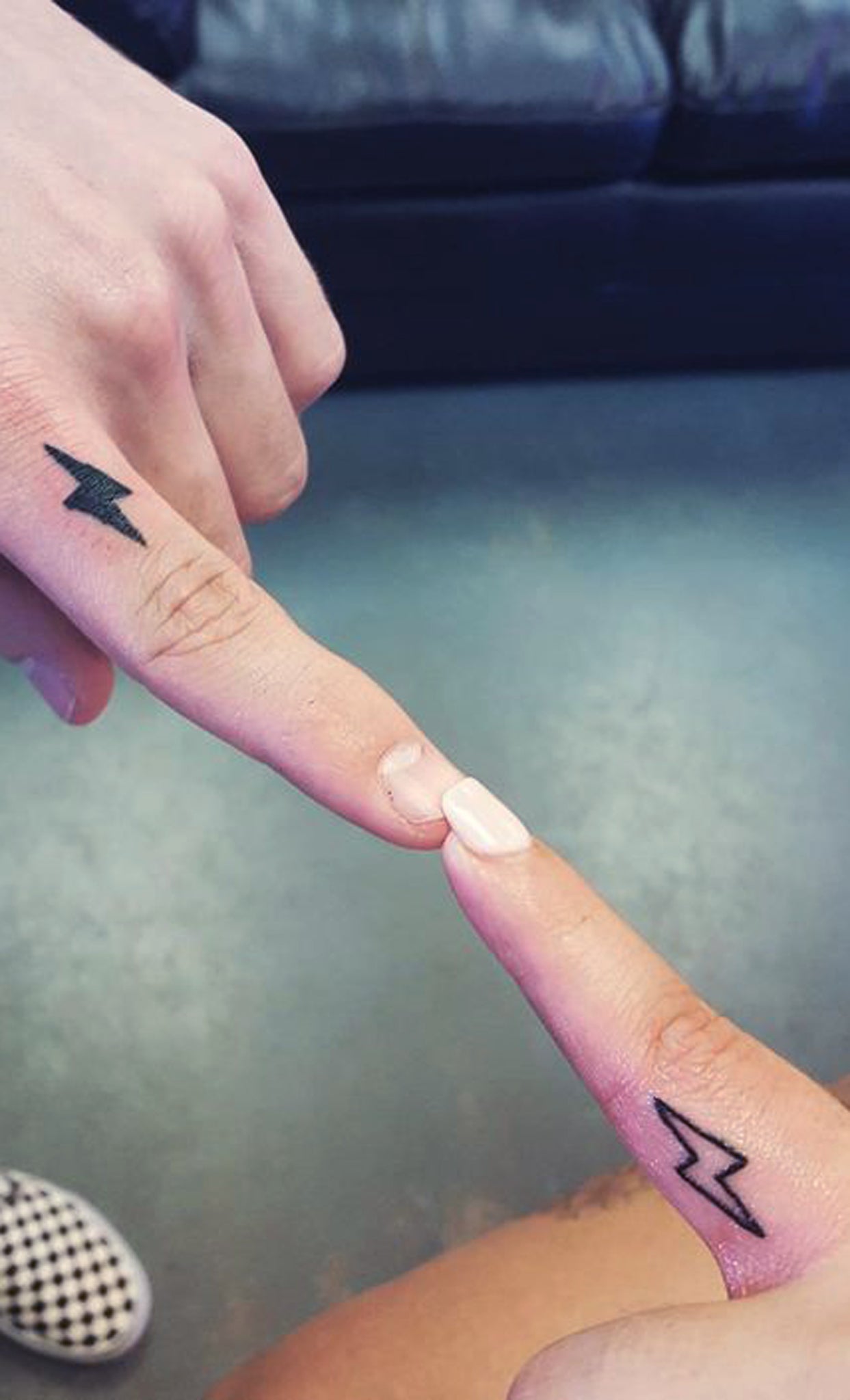 Matching Bestfriend Tattoo Ideas - Small Minimalistic Electric Finger Tatouage for Couples, Siblings, for 2 - www.MyBodiArt.com