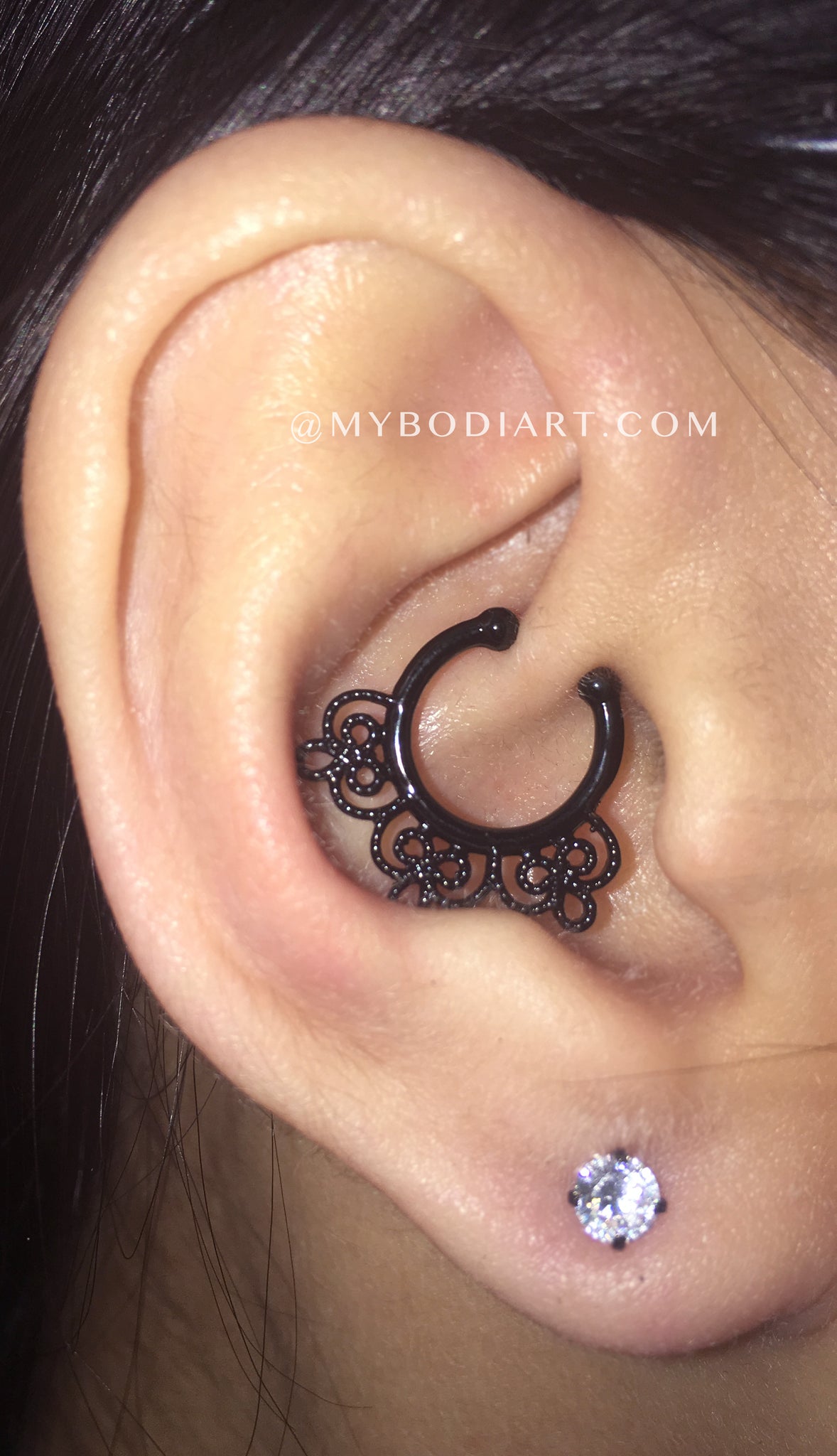 Minimal Ear Piercing ideas for Girls - Badass ideas para perforar orejas - www.MyBodiArt.com