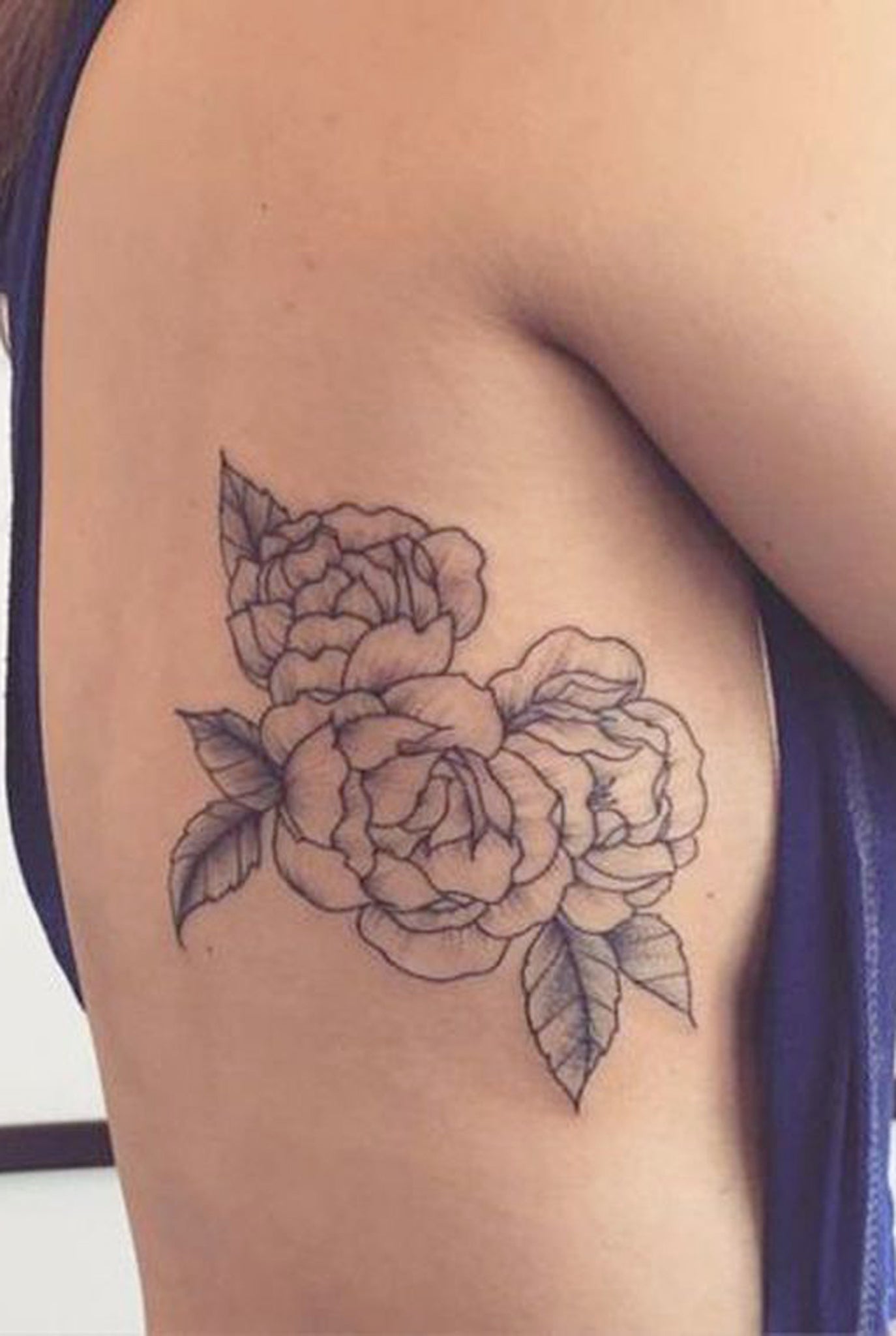 Women’s Realistic Rose Rib Tattoo Ideas - Girly Traditional Flower idées de tatouage pour les femmes -  www.MyBodiArt.com