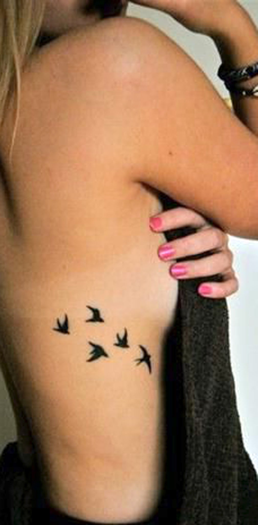 Minimal Simple Small Sparrow Bird Rib Tattoo Ideas for Women - idées de tatouage pour les femmes - www.MyBodiArt.com