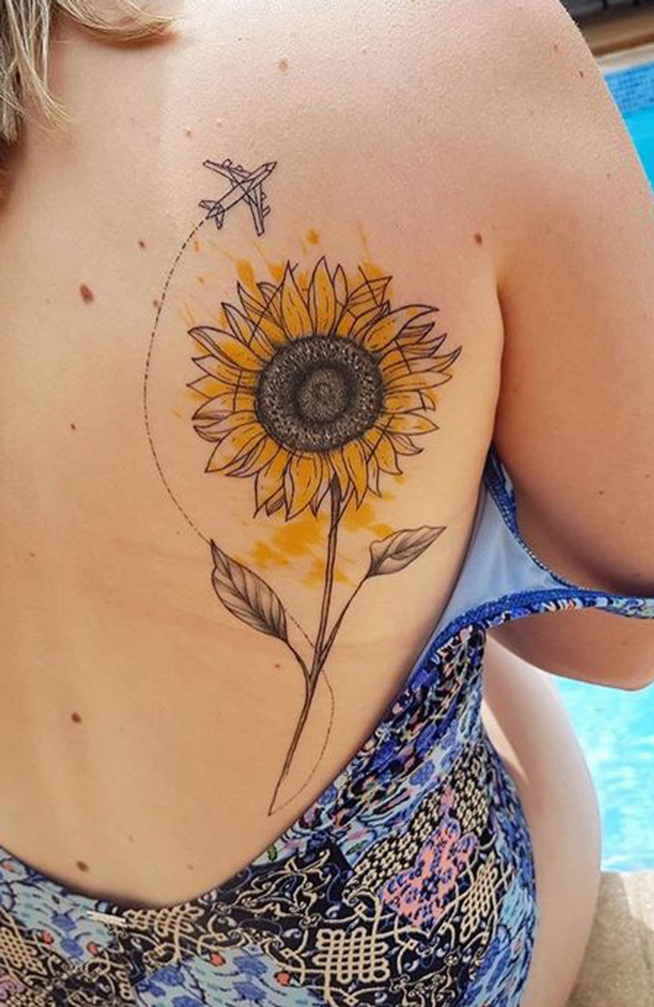Realistic Sunflower Back Tattoo Ideas for Women - Unique Cool Flower Shoulder Tat -  Ideas de tatuaje de girasol realistas para mujeres - www.MyBodiArt.com #tattoos 