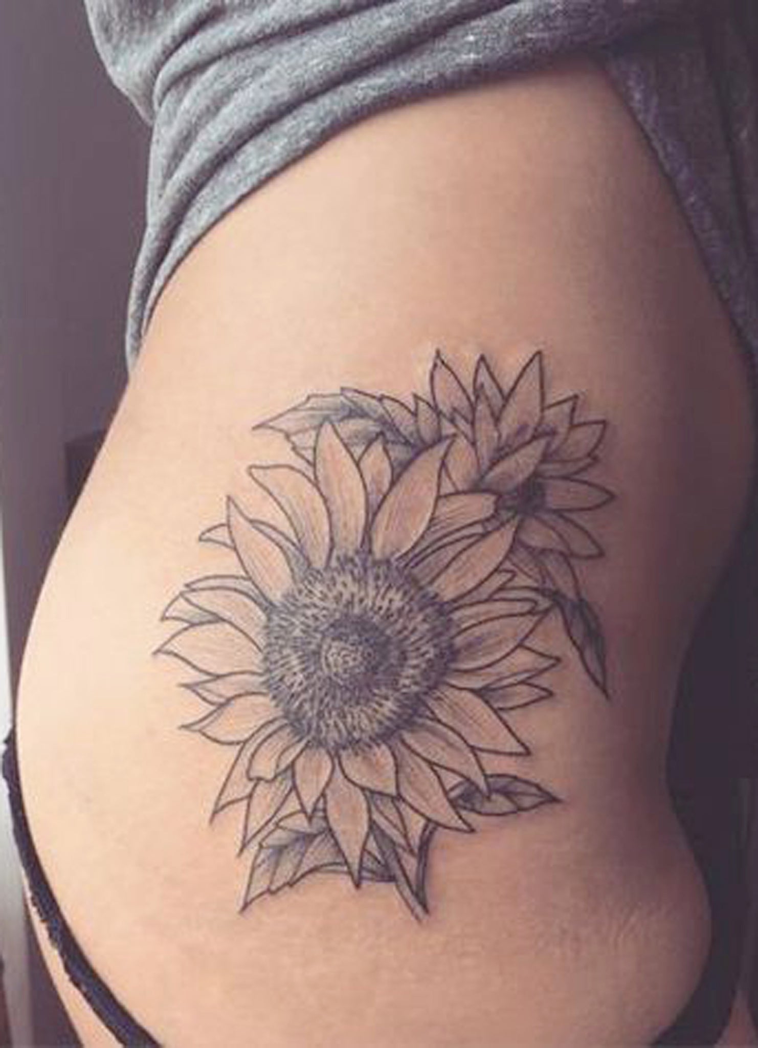 Sunflower Thigh Tattoo Ideas for Women - Black Floral Flower Side Hip Tat -  ideas del tatuaje del muslo de girasol - www.MyBodiArt.com