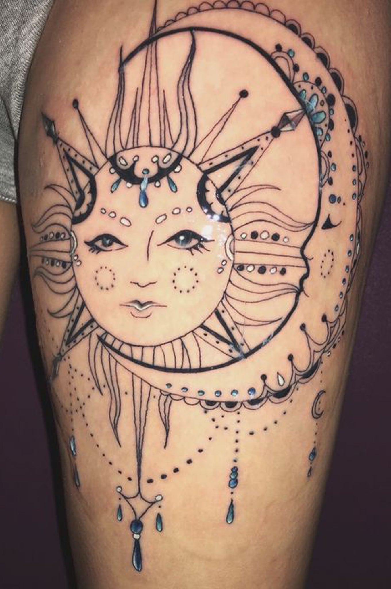 Sun & Moon Thigh Tattoo Ideas - Side Nature Leg Tat -  muslo tatuaje ideas para mujeres - www.MyBodiArt.com #tattoo