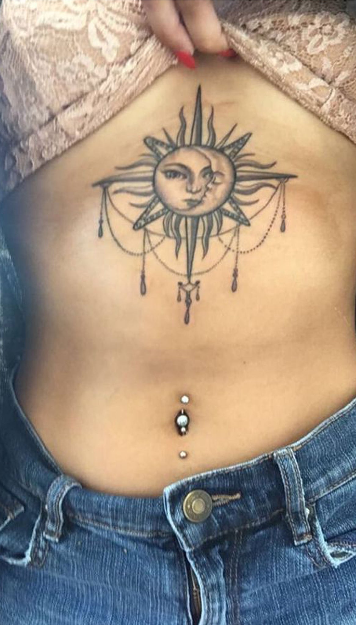 Unique Sun Sternum Tattoo Ideas for Women - ideas de tatuaje de esternón del sol para las mujeres - www.MyBodiArt.com #tattoos