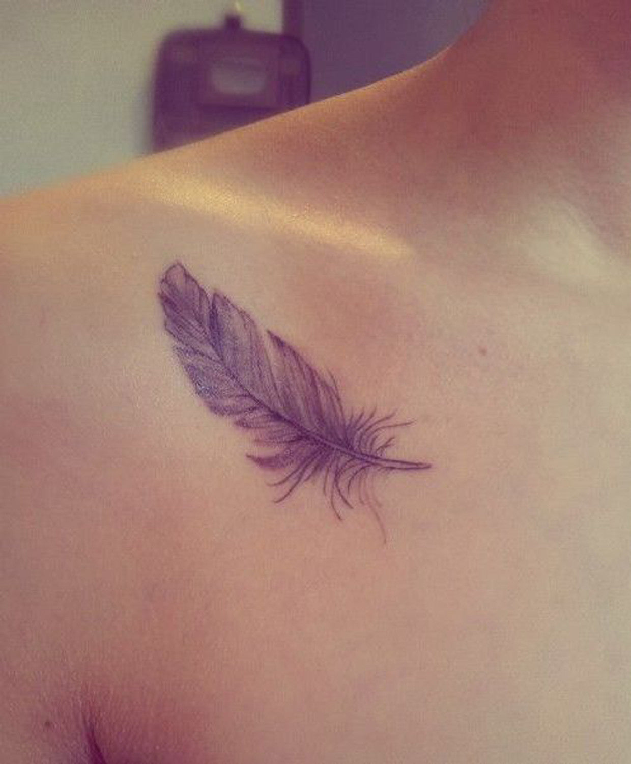 Shoulder Collar Bone Feather Tattoo Ideas for Women - Epaule Femme Plume Tatouage - MyBodiArt.com 