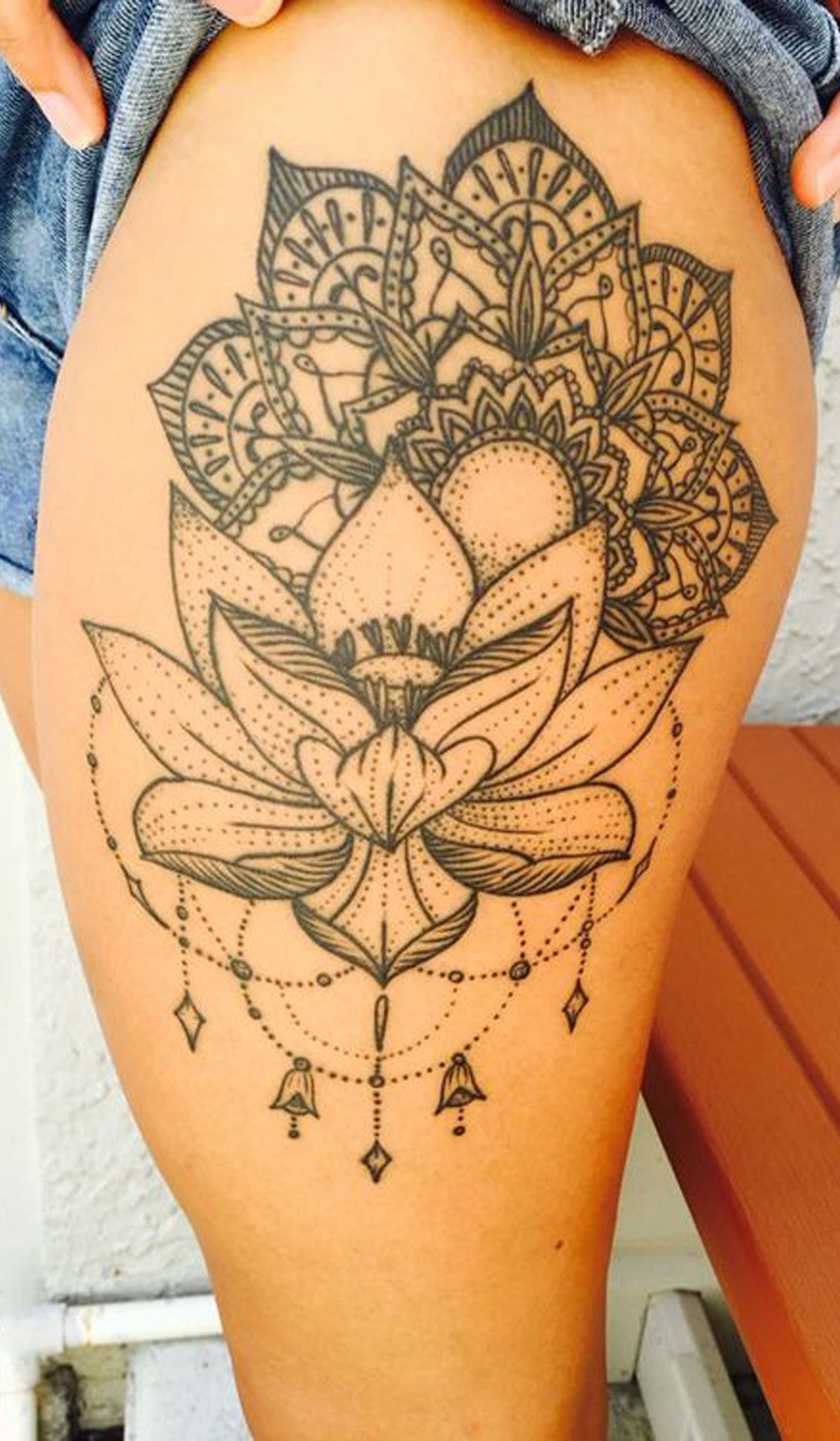 Lotus Thigh Tattoo Ideas for Women - Flower Chandelier Mandala Leg Tat -  tatuaje de muslo de loto dieas para mujeres - www.MyBodiArt.com #tattoo