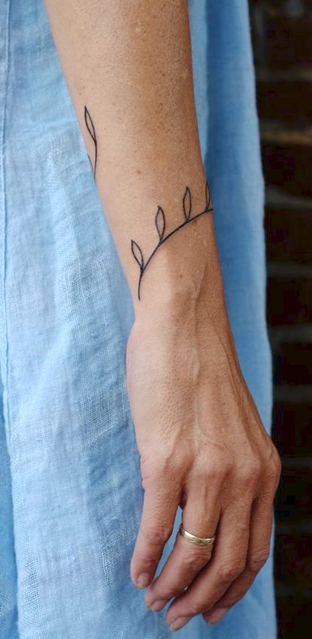 Simple Small Nature Tattoo Ideas that are Indie and Boho Styled - Leaves Wrap Around Arm Bracelet Tatouage - Ideas Del Tatuaje - www.MyBodiArt.com