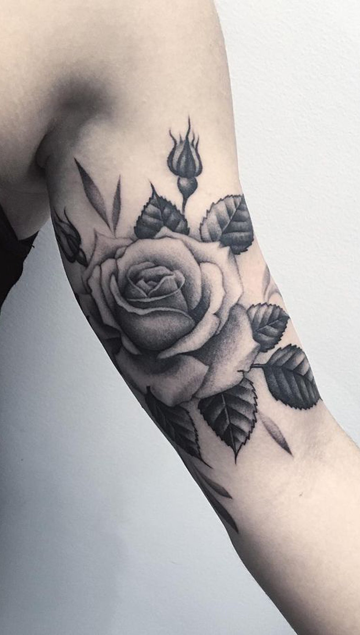Rose Arm Bicep Tattoo Ideas for Women - Black & White Vintage Realistic Floral Flower Tat - ideas de tatuaje de brazo de rosa bíceps para las mujeres chicas - www.MyBodiArt.com 